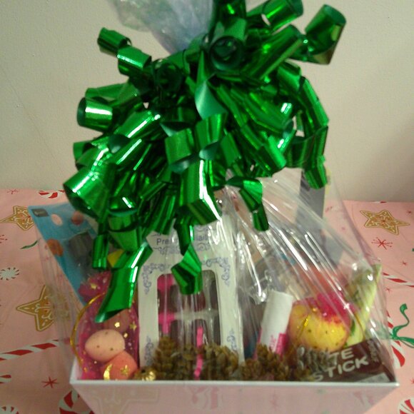 Merry Glam-21-Piece Holiday Makeup Essentials, Christmas Gift Basket - Picture 1 of 6